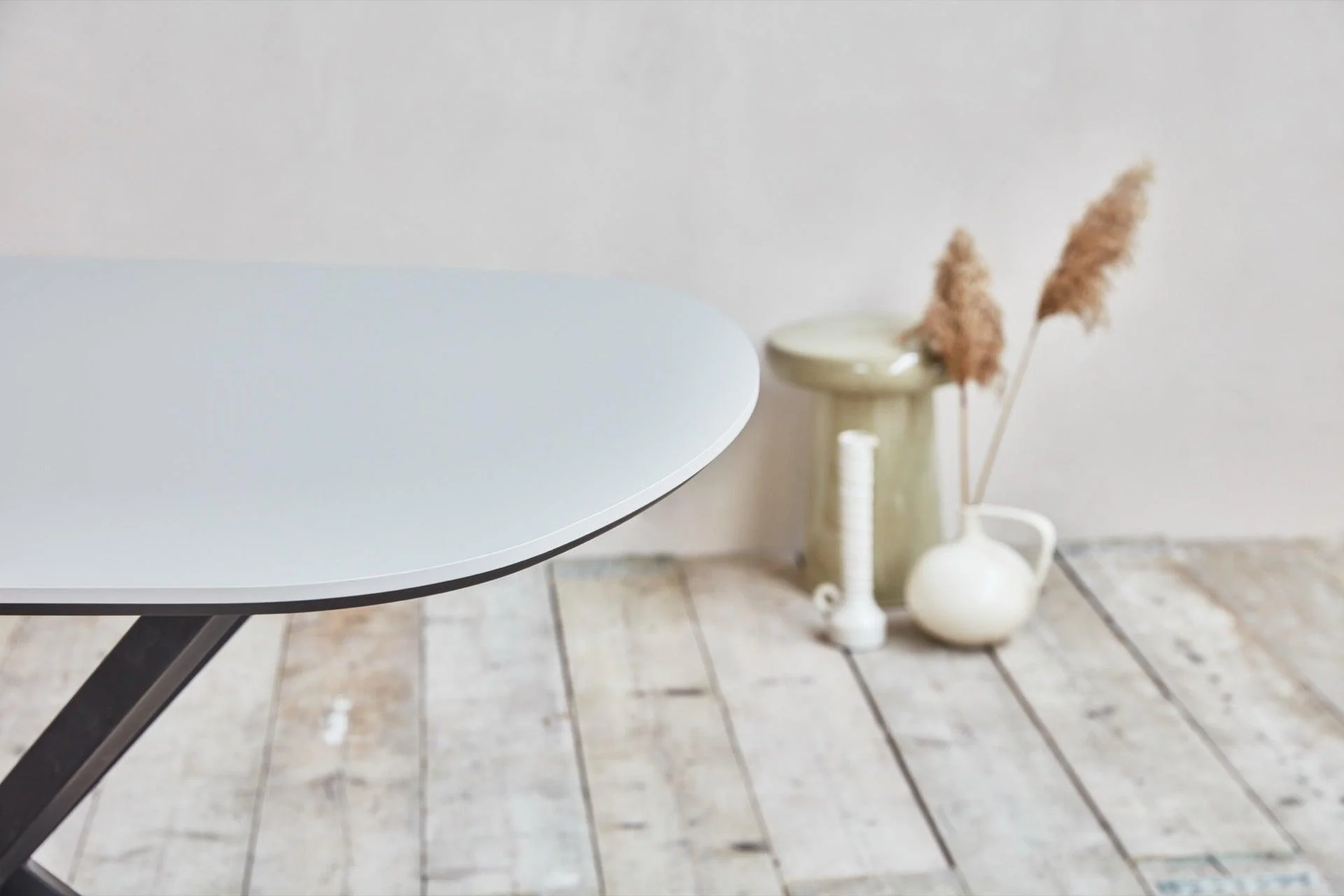 Balemo-Daenischer-ovaler-Esstisch-Fenix-VV-frame-2