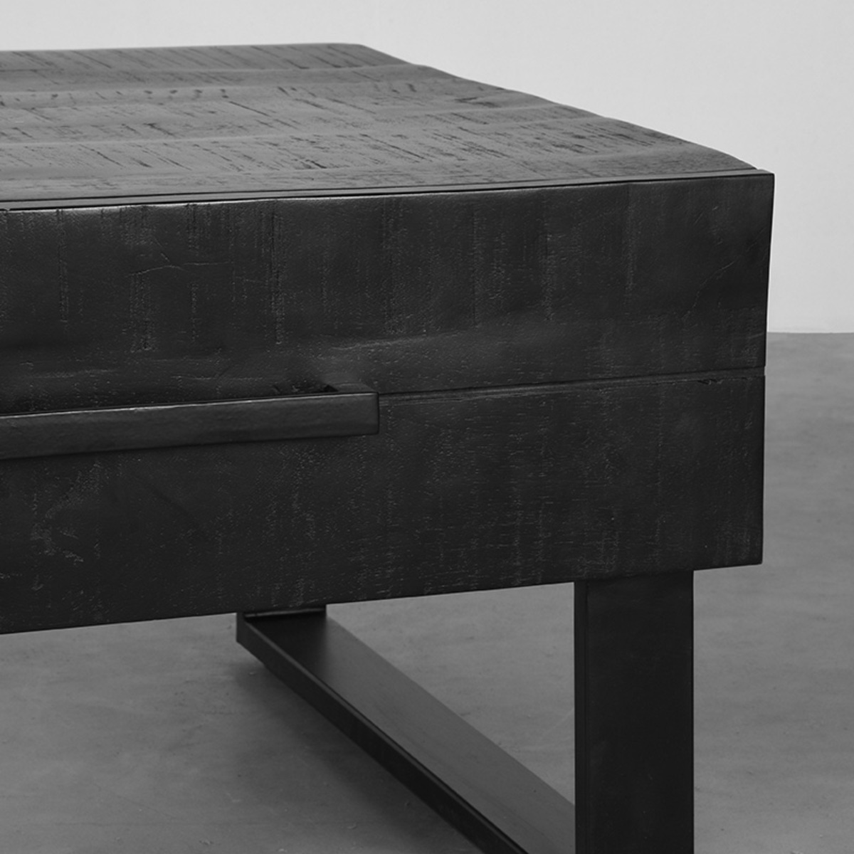 Label51-LABEL51-Couchtisch-Santos-Schwarz-Mangoholz-64×70-cm-2