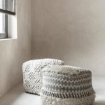 MUST-Living-Hocker-Quartz-Grau-Weiss-1