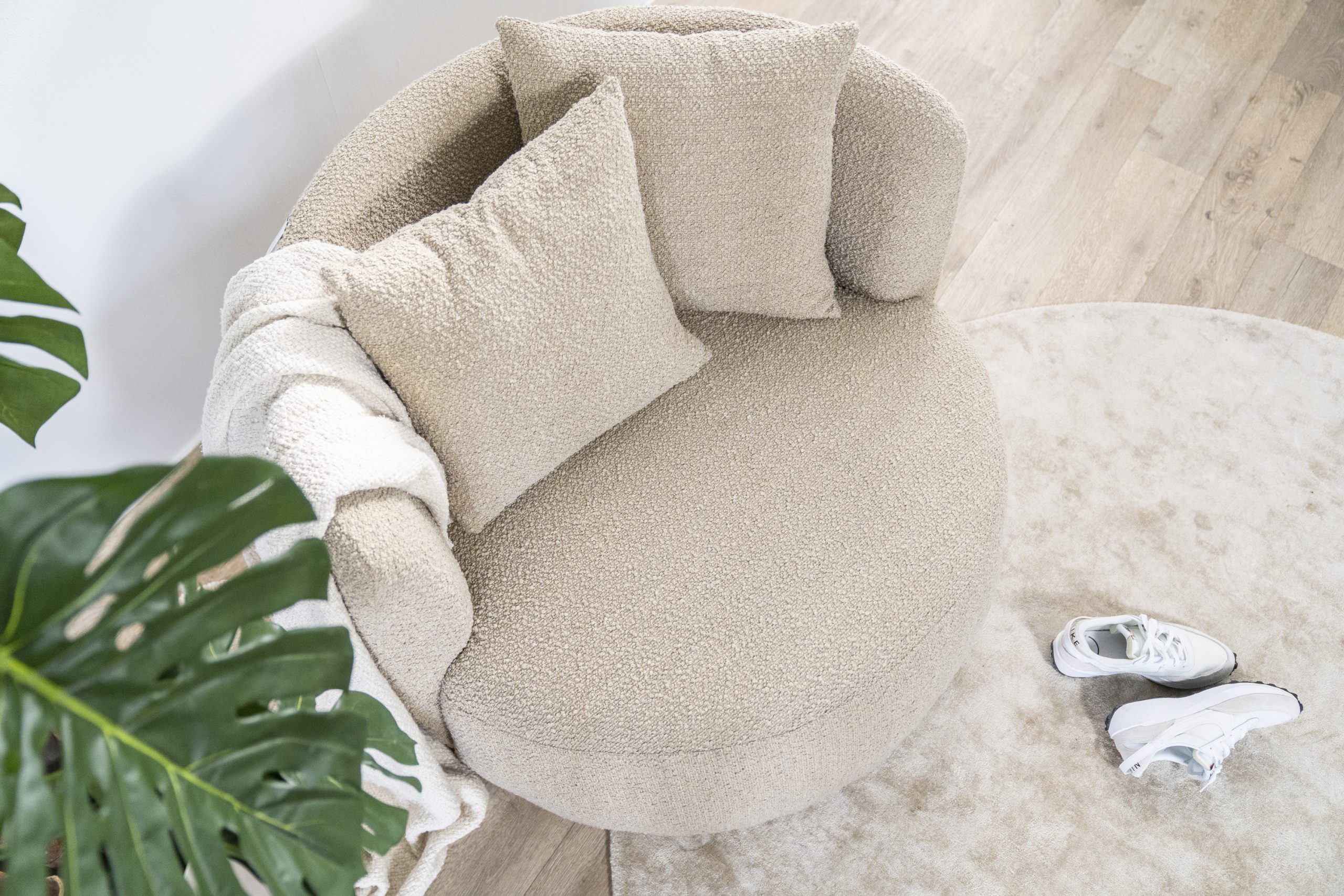 Sessel Louis mit Kissen – sand Spark
